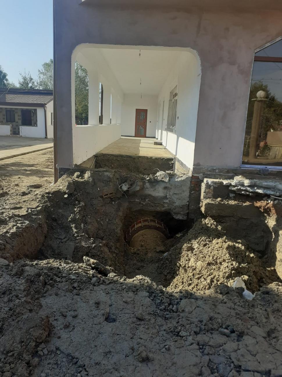 Conducta care alimentează Craiova cu apă s-a spart chiar sub o casă construită fără autorizaţie în Ţânţăreni, Gorj 726602