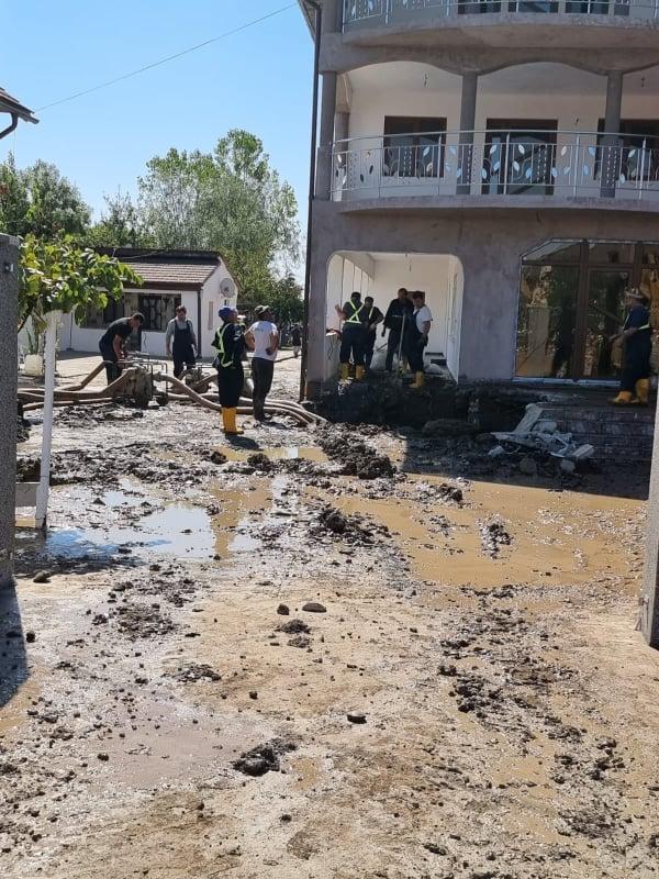 Conducta care alimentează Craiova cu apă s-a spart chiar sub o casă construită fără autorizaţie în Ţânţăreni, Gorj 726603