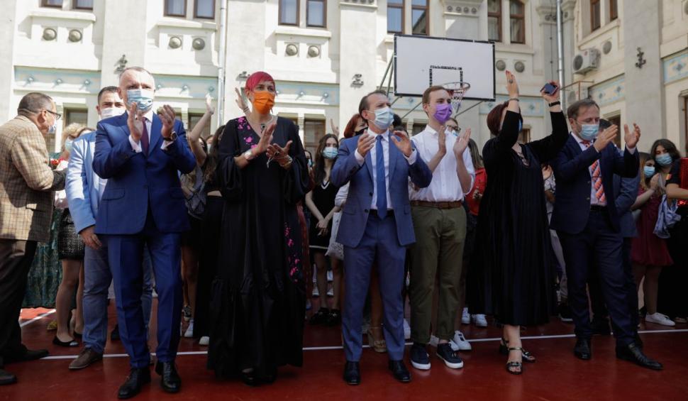 Florin Cîțu a dansat și a făcut selfie-uri cu elevii în prima zi a noului an școlar 726565