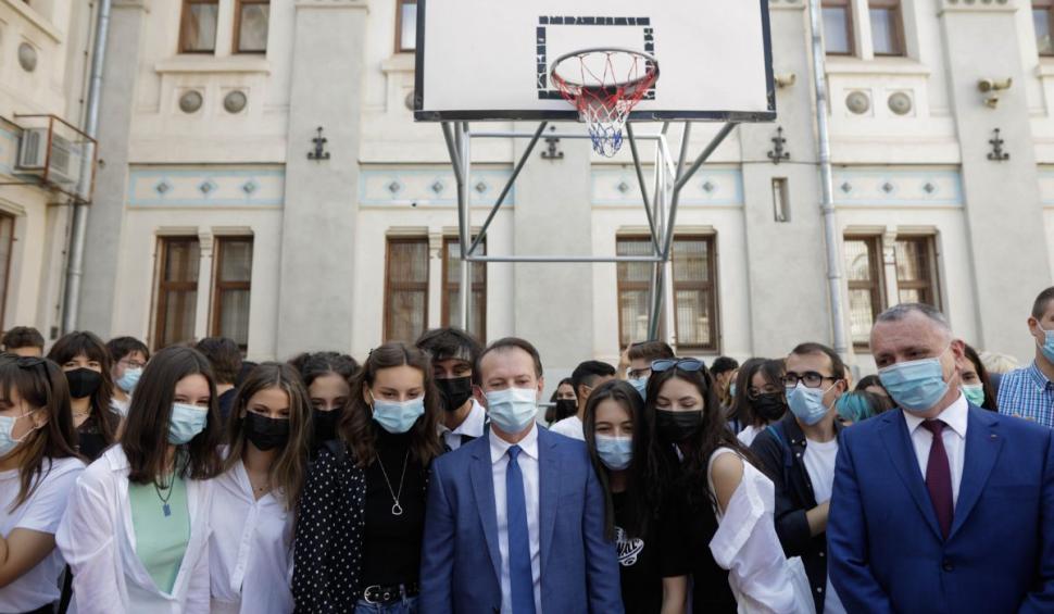 Florin Cîțu a dansat și a făcut selfie-uri cu elevii în prima zi a noului an școlar 726566