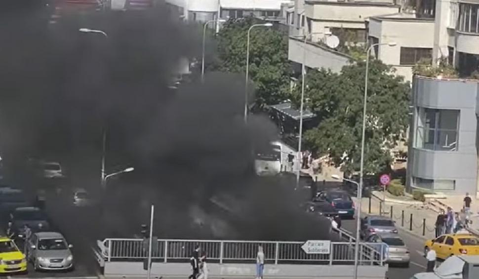 Panică în centrul Craiovei, după ce o maşină a ars ca o torţă în pasajul subteran 726607