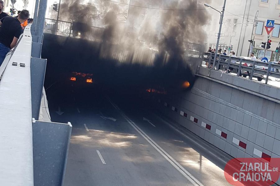 Panică în centrul Craiovei, după ce o maşină a ars ca o torţă în pasajul subteran 726608