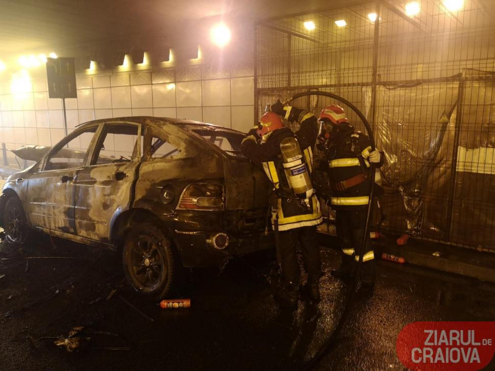 Panică în centrul Craiovei, după ce o maşină a ars ca o torţă în pasajul subteran 726609