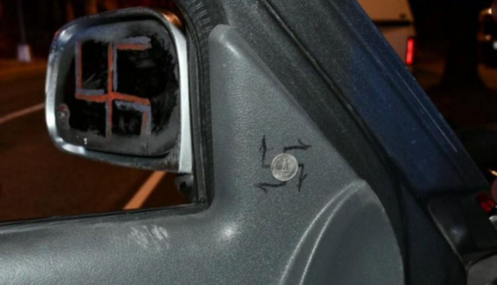 Un bărbat cu macetă, baionetă și zvastică pe mașină a fost arestat la Washington, înainte de mitingul simpatizanților de dreapta  726619