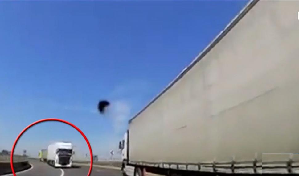 Un şofer de camion, la un pas de moarte, după ce s-a trezit în faţă cu un TIR care circula pe contrasens, pe autostrada Bucureşti-Piteşti