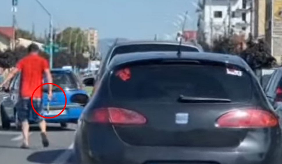Momentul în care un şofer coboară furios din maşină cu un ciocan, după o şicanare în trafic în Drobeta Turnu-Severin