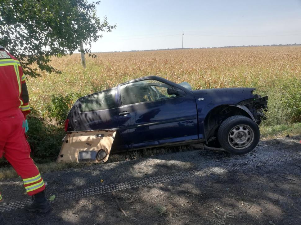 O tânără de 21 de ani a murit, după ce maşina pe care o conducea s-a izbit de un copac, la ieşirea din Nădlac 726758