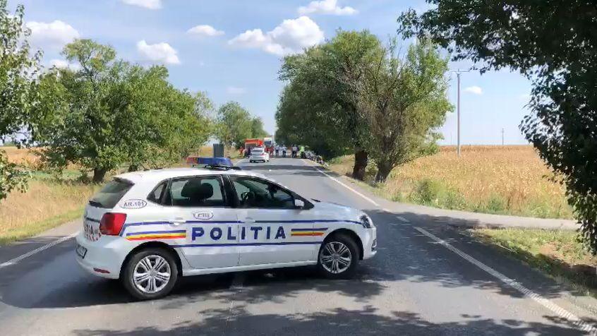 O tânără de 21 de ani a murit, după ce maşina pe care o conducea s-a izbit de un copac, la ieşirea din Nădlac 726762