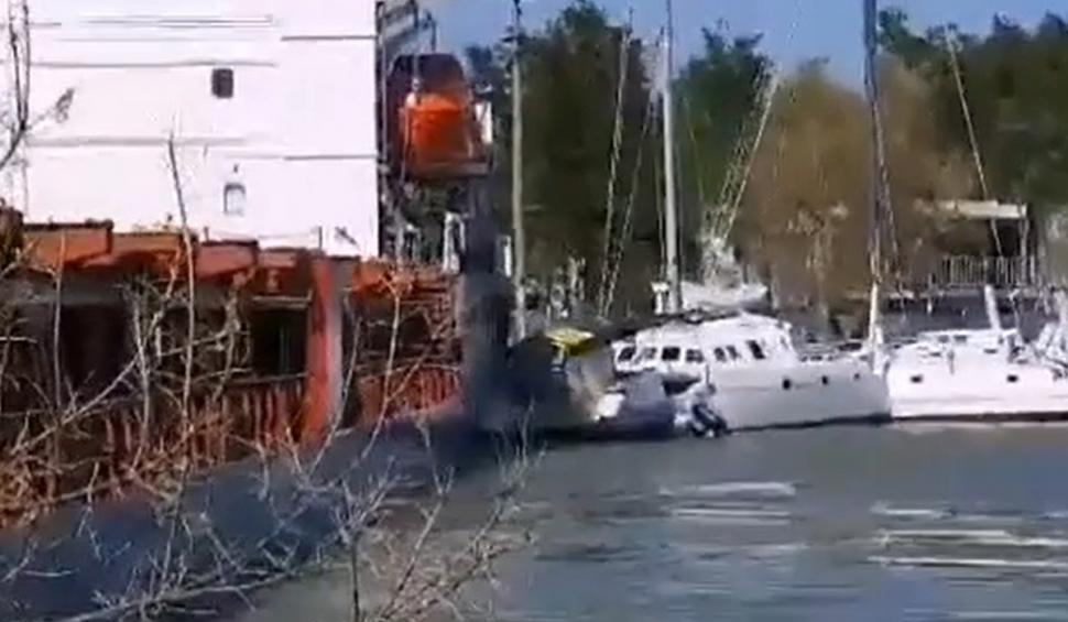 Accident naval în Delta Dunării. Trei ambarcațiuni de agrement au fost distruse de o navă străină rămasă fără motor 726958