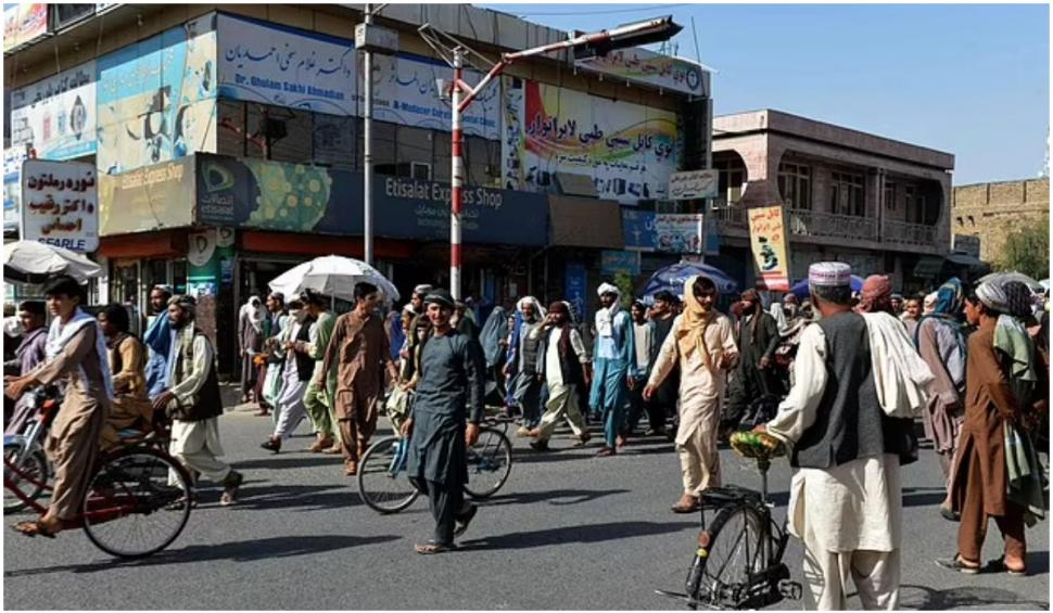 Talibanii au evacuat 3.000 de familii pentru a le da casele acestora luptătorilor lor. Mii de oameni au ieșit în stradă 726843