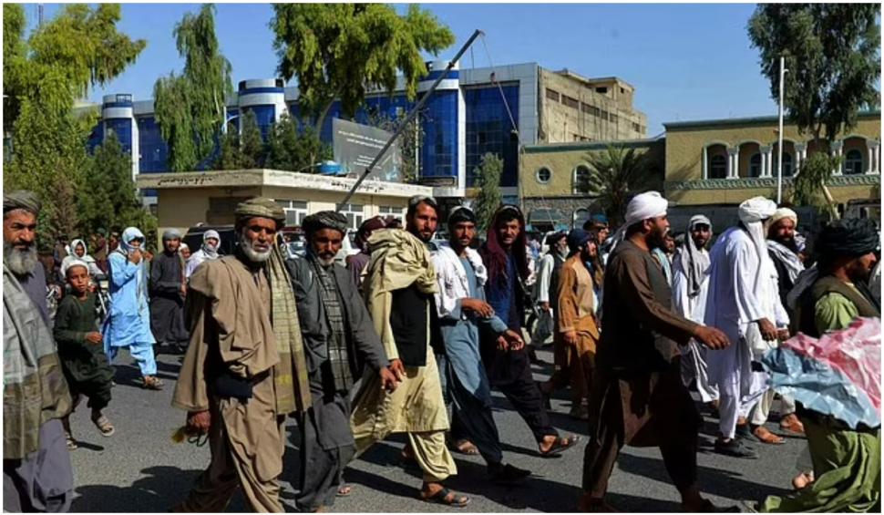 Talibanii au evacuat 3.000 de familii pentru a le da casele acestora luptătorilor lor. Mii de oameni au ieșit în stradă 726844