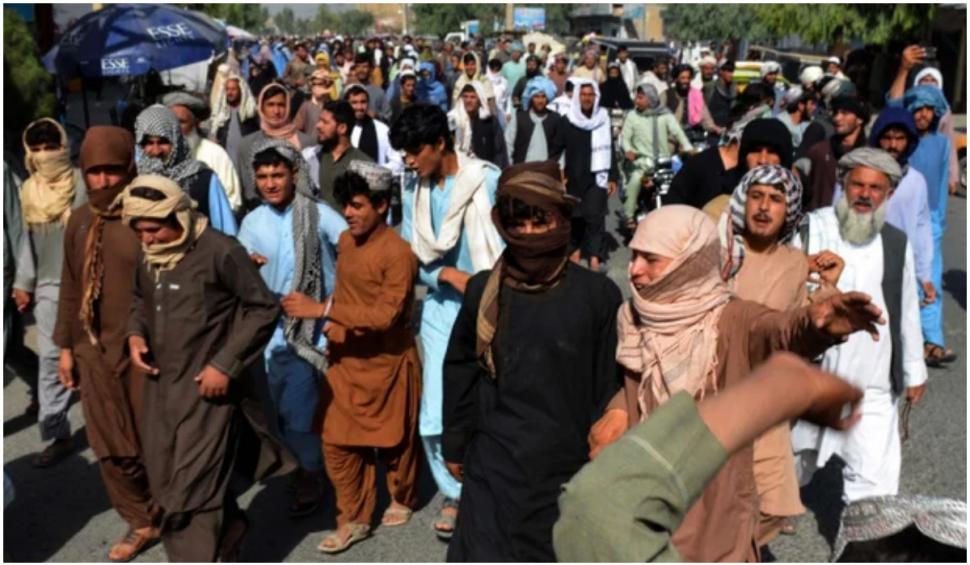 Talibanii au evacuat 3.000 de familii pentru a le da casele acestora luptătorilor lor. Mii de oameni au ieșit în stradă 726846
