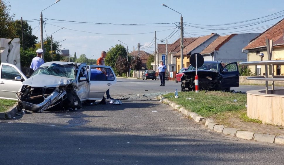 Accident cu şapte victime la Caransebeş, provocat de două șoferițe de 29 de ani