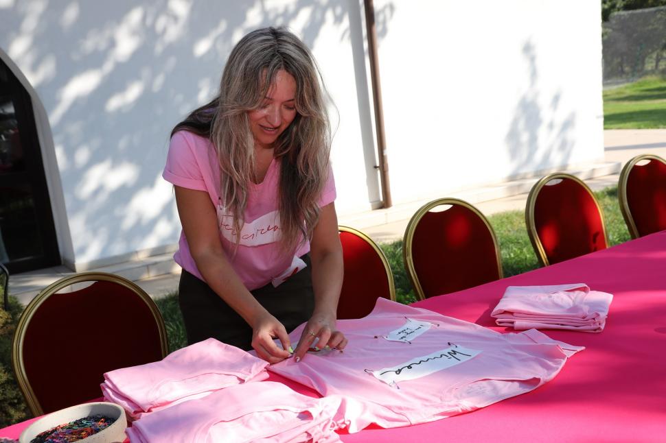 Cele mai influente femei din România participă la cursa caritabilă Race for The Cure, pentru susţinerea luptei împotriva cancerului de sân 727177