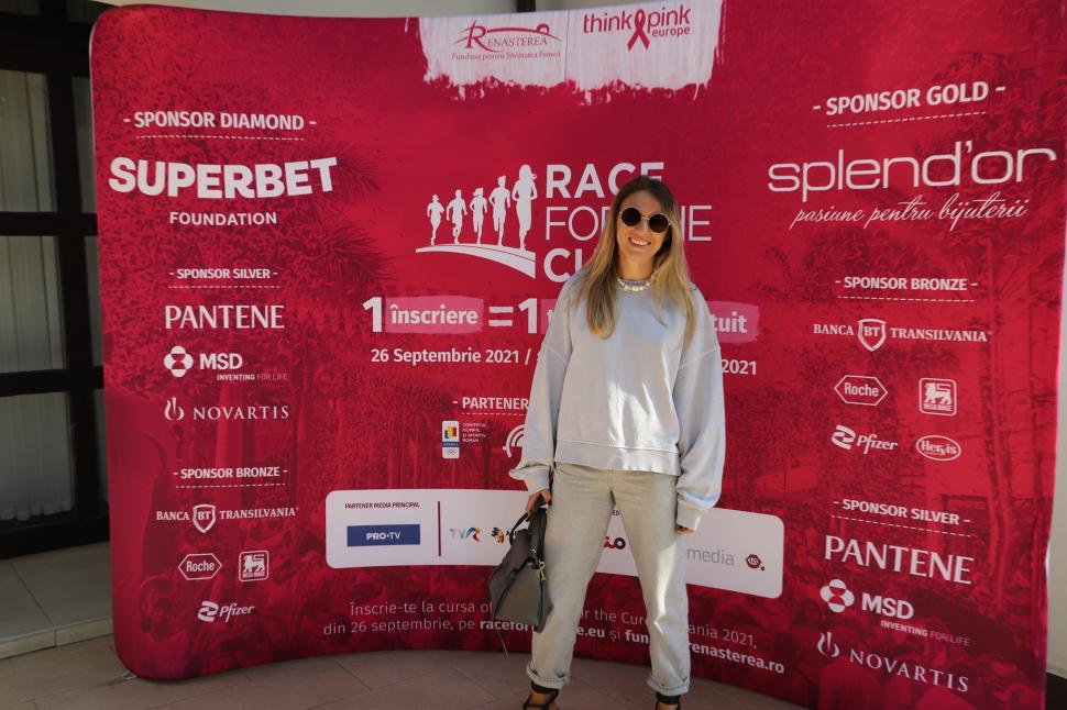 Cele mai influente femei din România participă la cursa caritabilă Race for The Cure, pentru susţinerea luptei împotriva cancerului de sân 727180