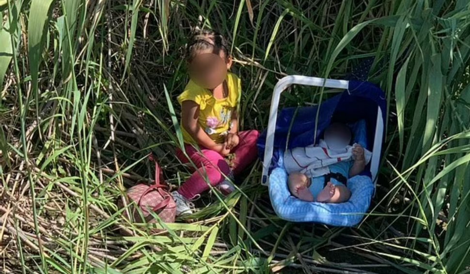 O fetiță de 2 ani, şi fratele ei de 3 luni, au fost abandonaţi de traficanții de migranți pe malul unui râu din Texas