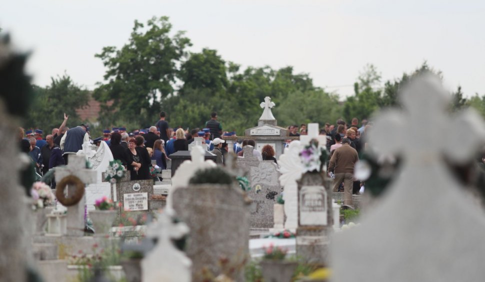 Tragedie într-un cimitir din Hunedoara. Un muncitor a murit, după ce utilajul pe care lucra s-a răsturnat peste el