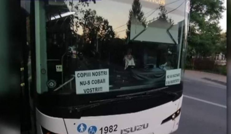 Şofer ieșean de autobuze pentru transport public, sancționat după ce a lipit afişe antivaccin în parbriz: "Copiii noștri nu sunt cobaii voștri"