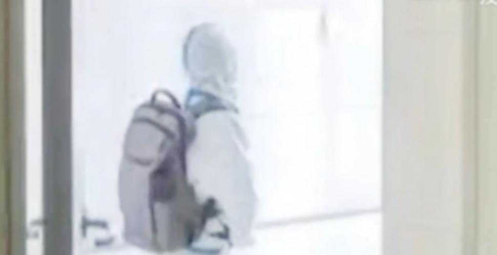 Un copil de 4 ani, infectat cu COVID, în costum izolator și cu ghiozdanul în spate, se duce singur la tomograf, în China. Explicația autorităților 727329