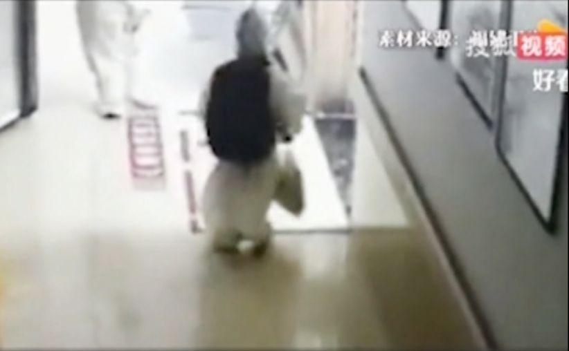 Un copil de 4 ani, infectat cu COVID, în costum izolator și cu ghiozdanul în spate, se duce singur la tomograf, în China. Explicația autorităților 727330