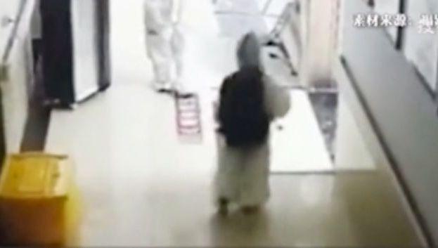 Un copil de 4 ani, infectat cu COVID, în costum izolator și cu ghiozdanul în spate, se duce singur la tomograf, în China. Explicația autorităților 727331