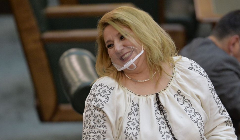 Diana Șoșoacă, sancționată de poliție după ce a blocat vaccinarea la Iași