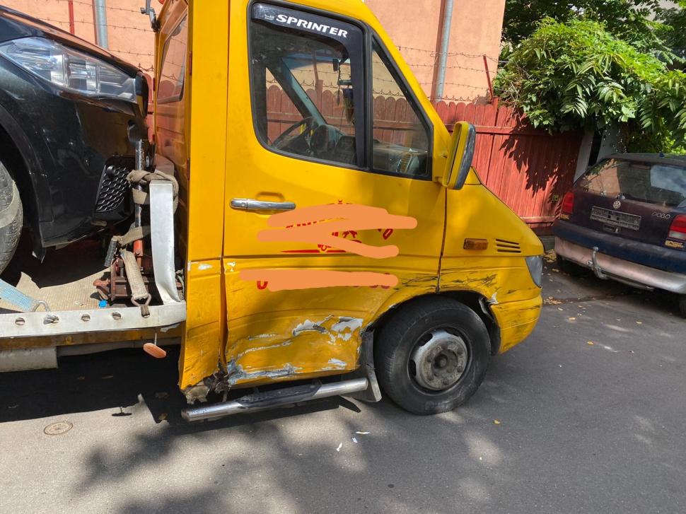 Poliţist amendat după ce a provocat un accident rutier în care a distrus autospeciala 727426