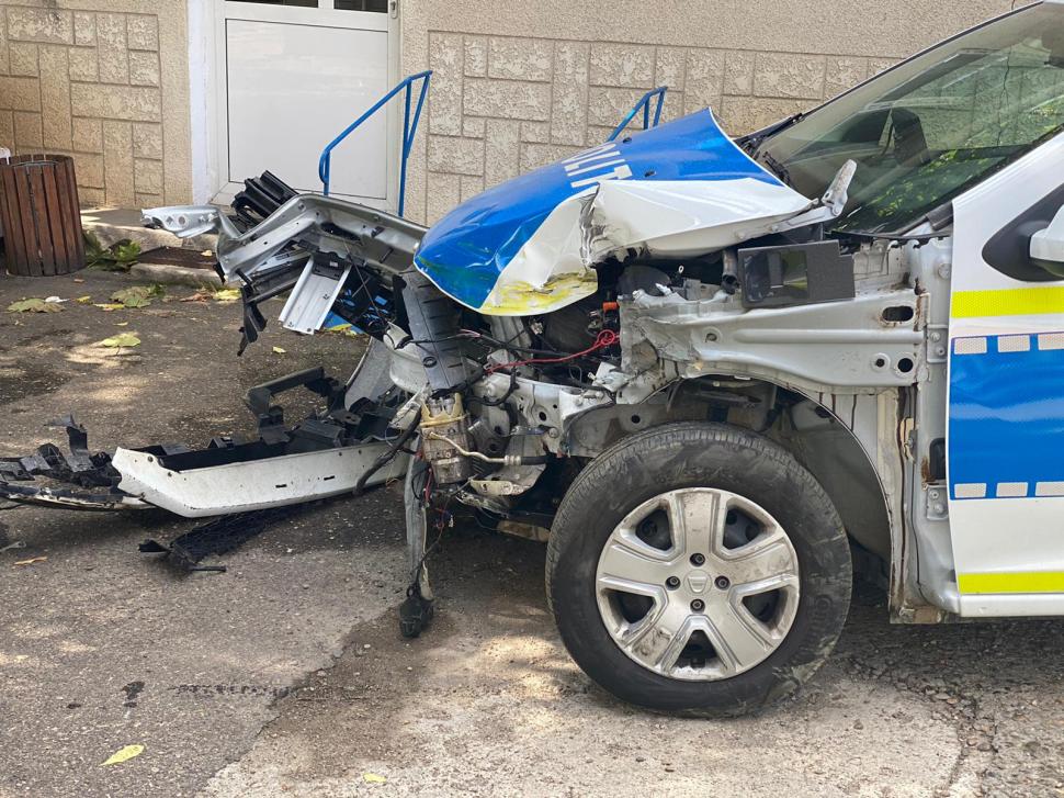 Poliţist amendat după ce a provocat un accident rutier în care a distrus autospeciala 727427