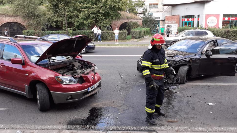 Accident în lanţ în centrul Timişoarei. O persoană a ajuns la spital