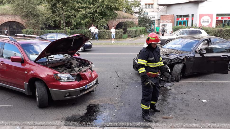 Accident în lanţ în centrul Timişoarei. O persoană a ajuns la spital 727600
