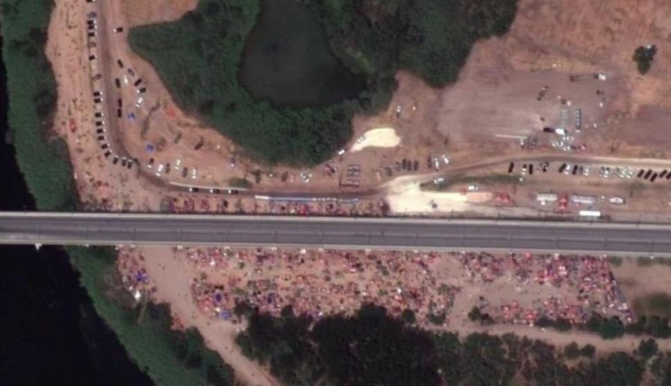 SUA încep să-i trimită în țările de origine pe migranții care s-au refugiat sub un pod la granița cu Mexic. Majoritatea sunt haitieni 727505