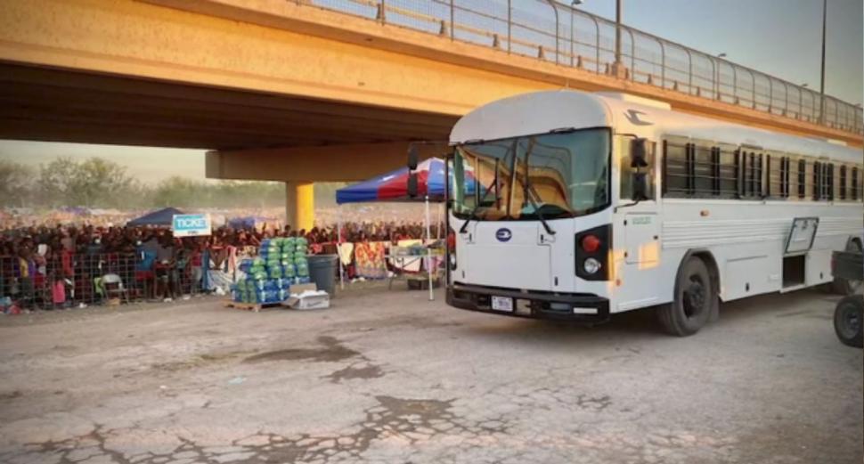 SUA încep să-i trimită în țările de origine pe migranții care s-au refugiat sub un pod la granița cu Mexic. Majoritatea sunt haitieni 727506