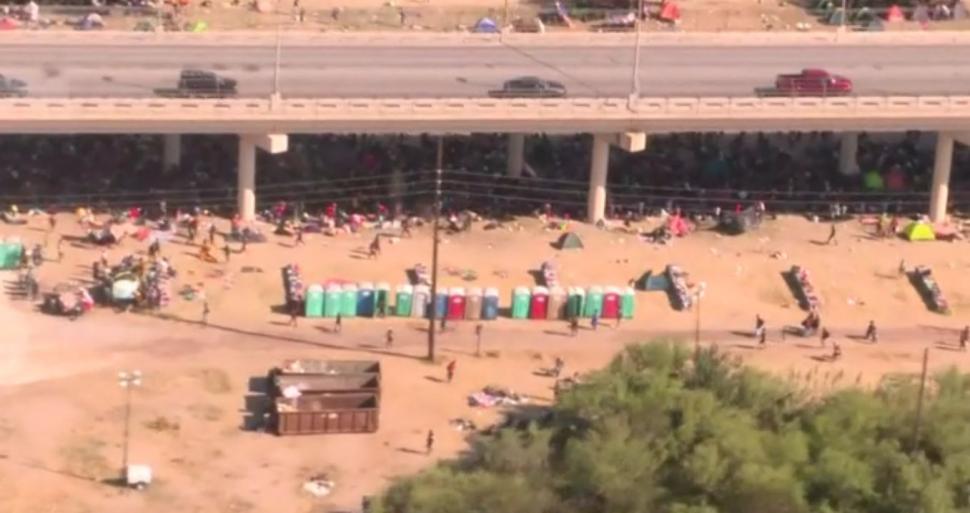 SUA încep să-i trimită în țările de origine pe migranții care s-au refugiat sub un pod la granița cu Mexic. Majoritatea sunt haitieni 727507