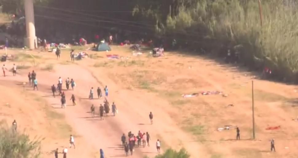 SUA încep să-i trimită în țările de origine pe migranții care s-au refugiat sub un pod la granița cu Mexic. Majoritatea sunt haitieni 727508