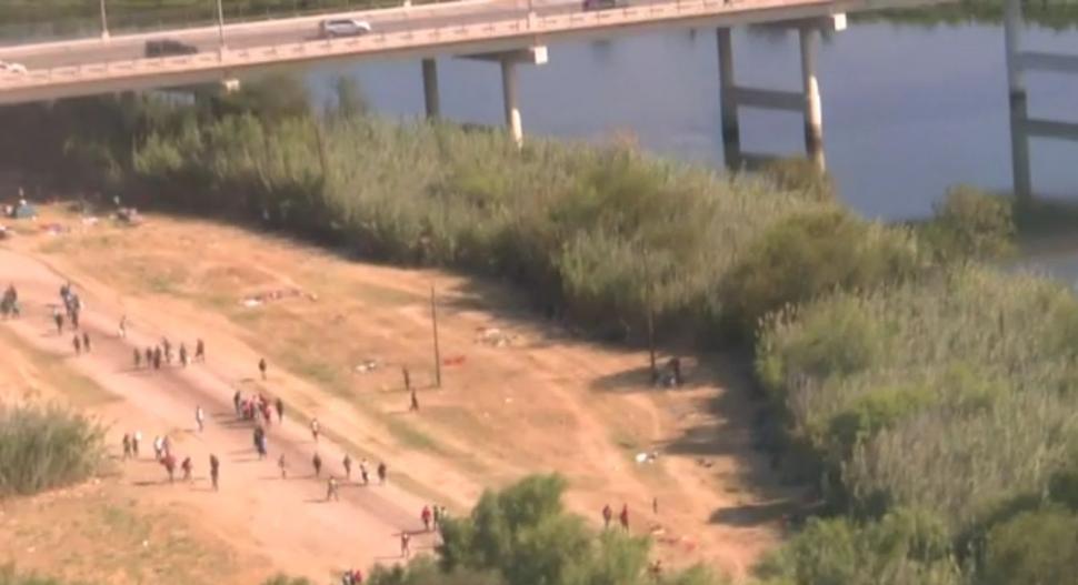 SUA încep să-i trimită în țările de origine pe migranții care s-au refugiat sub un pod la granița cu Mexic. Majoritatea sunt haitieni 727509