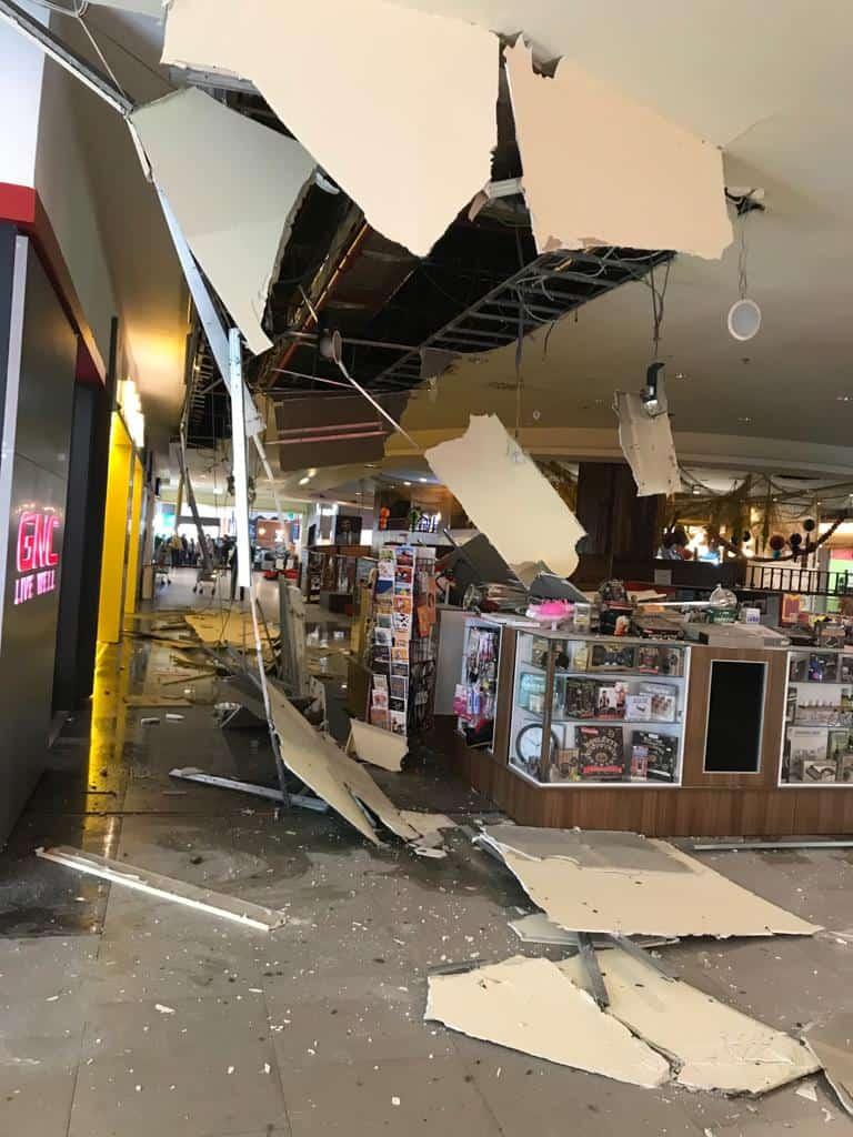 Tavan prăbuşit la un mall din Cluj-Napoca, lângă locul de joacă. Accesul oamenilor, restricţionat 727533