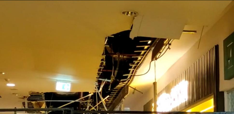 Tavan prăbuşit la un mall din Cluj-Napoca, lângă locul de joacă. Accesul oamenilor, restricţionat 727535