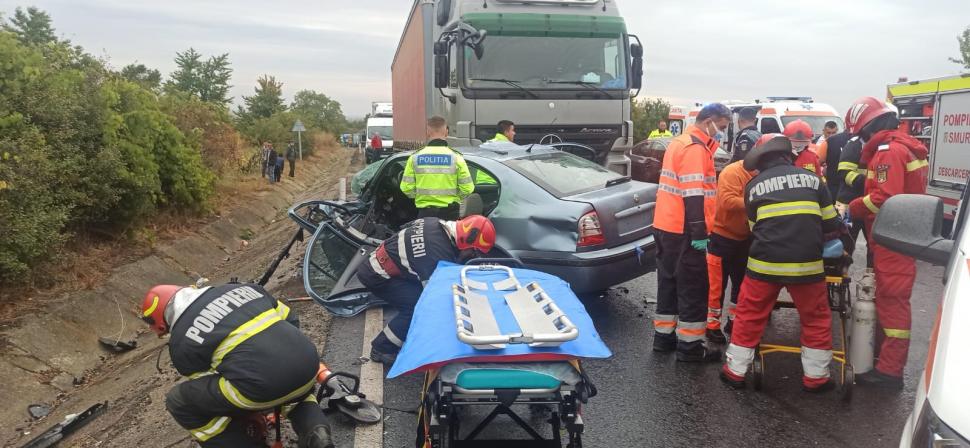 Accident grav la Dumbrăveni între un TIR şi trei maşini. O persoană a ajuns la spital