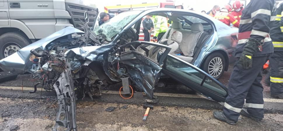 Accident grav la Dumbrăveni între un TIR şi trei maşini. O persoană a ajuns la spital 727725
