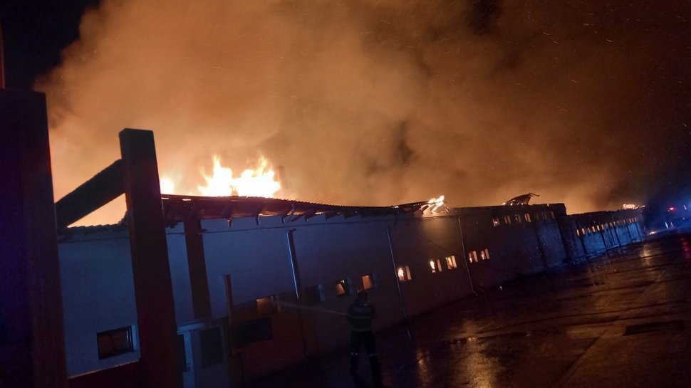 Incendiu puternic în judeţul Constanţa. O fabrică de pâine a fost curprinsă de flăcări uriaşe
