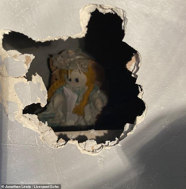 Descoperirea sinistră făcută de un profesor britanic sub zidul fals din noua sa casă. "Nu mi-au plăcut și i-am făcut să dispară!" 727697