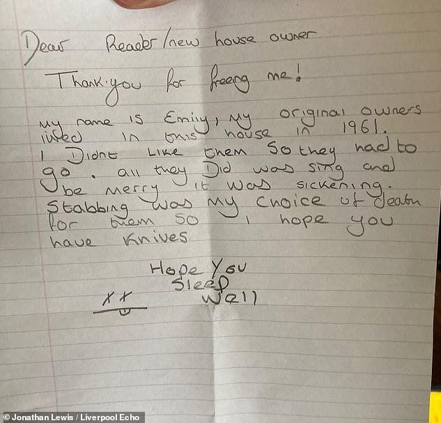 Descoperirea sinistră făcută de un profesor britanic sub zidul fals din noua sa casă. "Nu mi-au plăcut și i-am făcut să dispară!" 727698