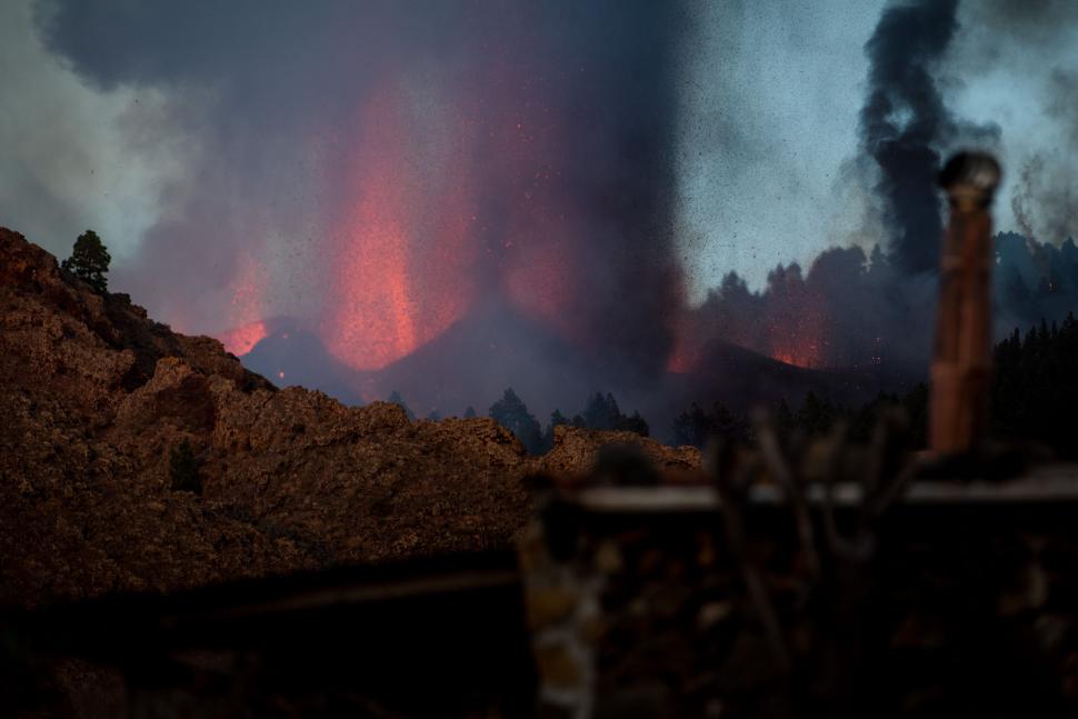 5.000 de evacuați după erupția vulcanică din La Palma. Mai multe case au fost distruse. Premierul spaniol și-a amânat plecarea la Națiunile Unite 727653