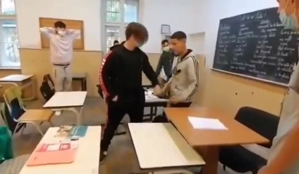 Elev bătut de colegi pentru că a refuzat să fie umilit, la o şcoală din Lipova, Arad