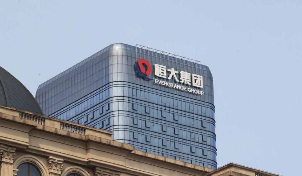 O nouă criză financiară pândește din China. Gigantul imobiliar Evergrande are datorii de 300 de miliarde de dolari și 30 de zile să evite falimentul