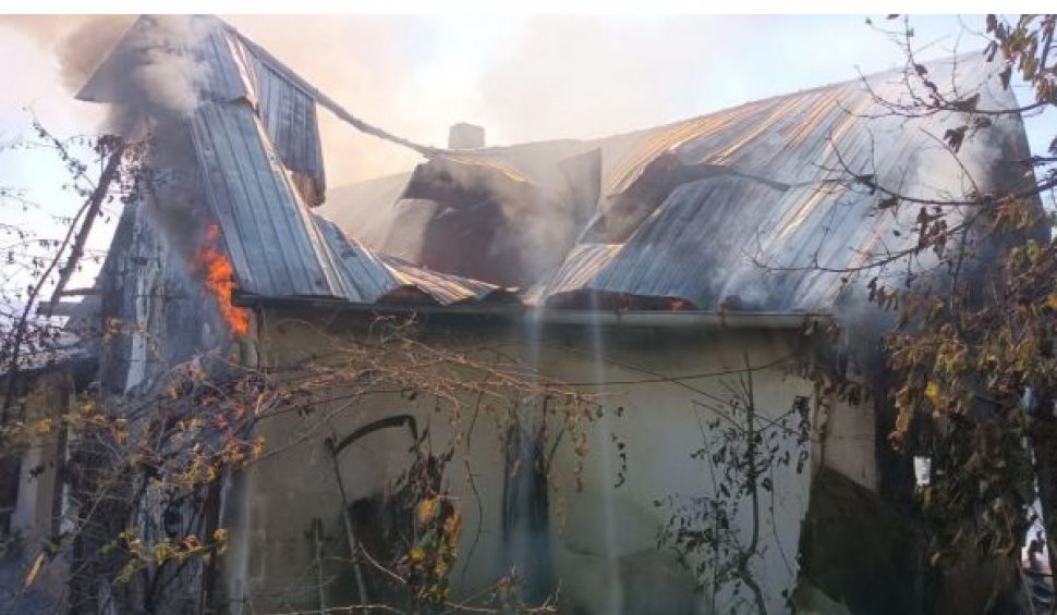 O bătrânică de 101 ani a fost salvată în ultima clipă de fiu, după ce i-a luat foc casa, în Botoşani