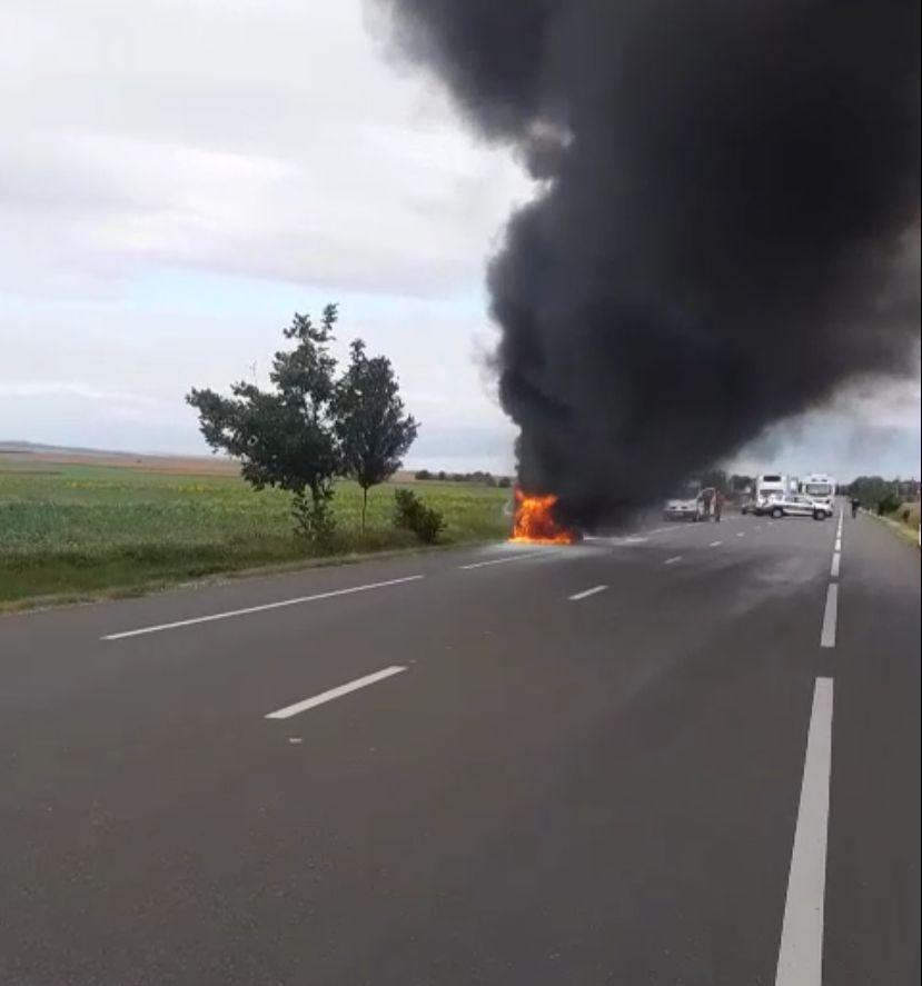 O maşină a luat foc în mers, la Vrancea, fără să fie implicată în vreun accident. Pompierii intervin pentru stingerea flăcărilor 727831