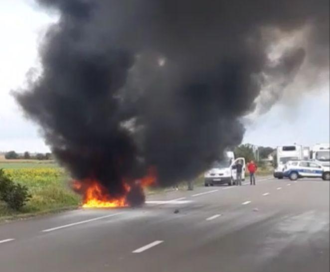 O maşină a luat foc în mers, la Vrancea, fără să fie implicată în vreun accident. Pompierii intervin pentru stingerea flăcărilor 727832
