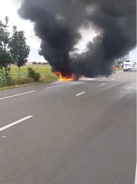 O maşină a luat foc în mers, la Vrancea, fără să fie implicată în vreun accident. Pompierii intervin pentru stingerea flăcărilor 727833