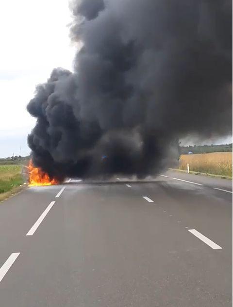 O maşină a luat foc în mers, la Vrancea, fără să fie implicată în vreun accident. Pompierii intervin pentru stingerea flăcărilor 727834